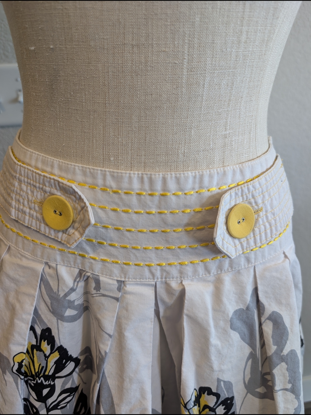 Aryeh Sz M White Floral A-Line Skirt with Yellow and Black Accents Boho - Picture 4 of 5